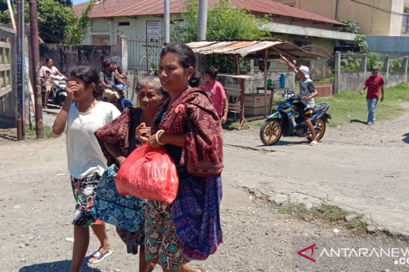 Diguncang Gempa 7 5 Warga Larantuka Berhamburan Selamatkan Diri Ulasan Co