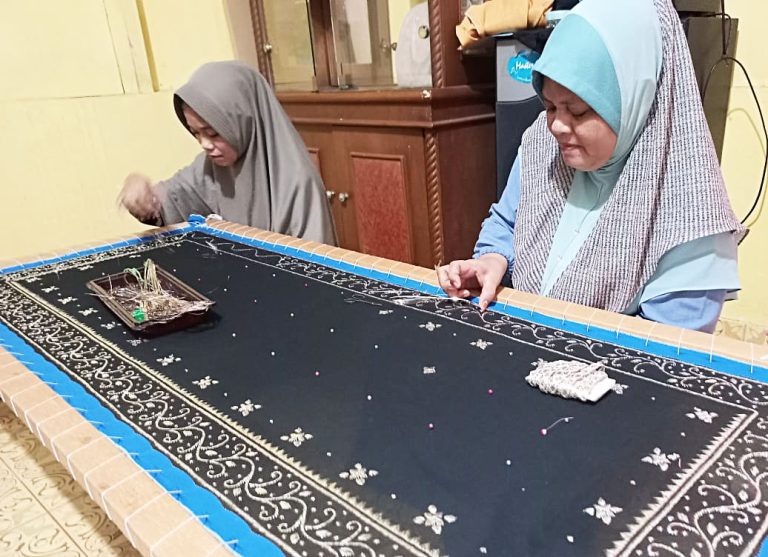 Tudung Manto Selendang Melayu Asal Lingga Dijual Sampai Eropa Ulasan Co