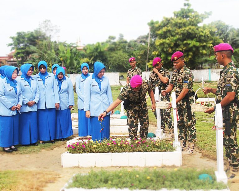 Hut Ke Korps Marinir Komandan Yonmarhanlan Iv Dan Jajaran Ziarahi