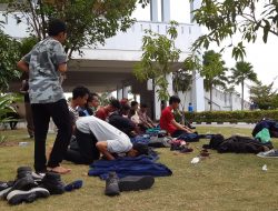 Mahasiswa Salat Zuhur Berjamaah Disela-sela Aksi Unjuk Rasa di Kantor DPRD Kepri