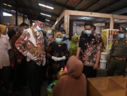 Syahrul-Rahma Berbagi Masker untuk Warga di Pasar