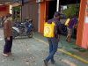Relawan Semprotkan Disinfektan di Kantor Bawaslu Tanjungpinang