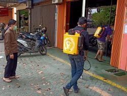 Relawan Semprotkan Disinfektan di Kantor Bawaslu Tanjungpinang