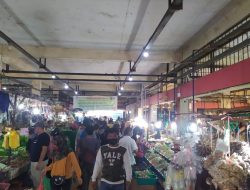 Jelang Lebaran Pasar Fanindo Dipadati Pengunjung Pencari Bahan Dapur
