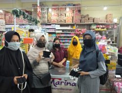 Mahasiswi UNRI Bagikan Masker untuk Masyarakat Kota Batam