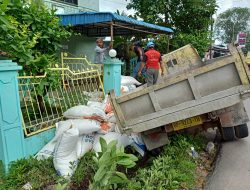 Diduga Sopir Alami Stroke, Lori Angkut Puluhan Karung Beras Bulog Masuk Parit di KM 6 Tanjungpinang