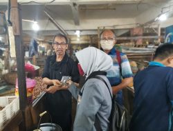 Siswa SMAN 5 Tanjungpinang Bagikan Masker untuk Pedagang