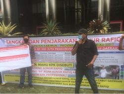 Masyarakat Karimun Gelar Unjuk Rasa di Depan Gedung KPK Jakarta