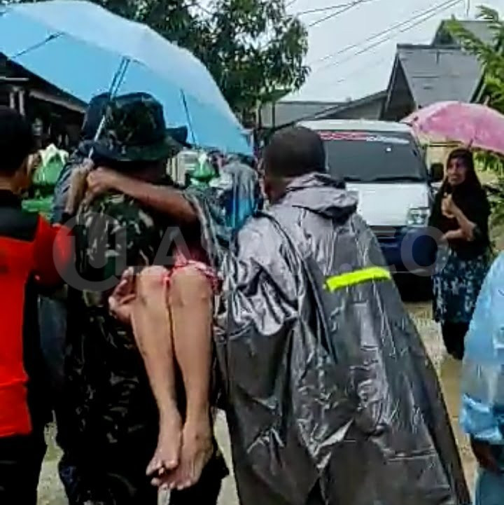 Aksi Heroik Danramil 02/0315 Bintan Saat Evakuasi Warga Yang Terdampak Banjir