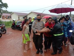 Sat Sabhara Polres Tanjungpinang Bantu Evakuasi Korban Banjir