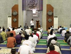 Rudi Salat Tarawih Berjemaah di Masjid Agung Batam