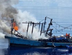Kapal Lengkong Terbakar di Laut Pulau Sekatung