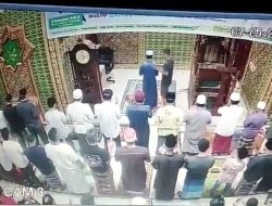 Viral! Detik-detik Imam Masjid Dipukul saat Pimpin Salat Subuh