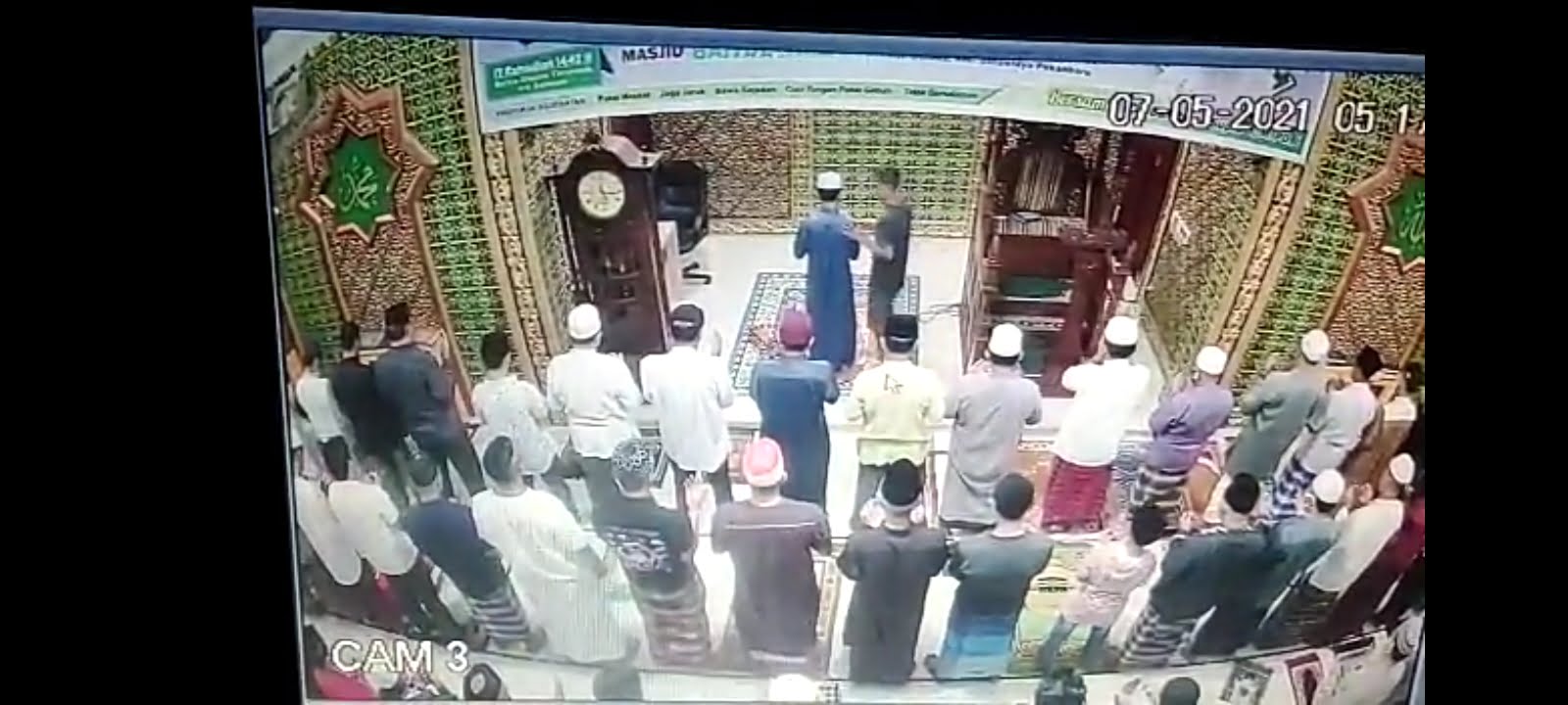Viral! Detik-detik Imam Masjid Dipukul saat Pimpin Salat Subuh