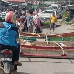 Nelayan Blokir Jalan Pakai Perahu, Ada Apa?