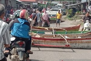Nelayan Blokir Jalan Pakai Perahu, Ada Apa?