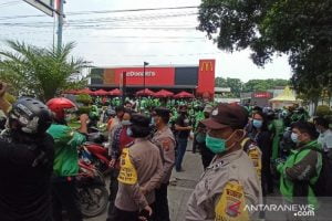Polisi Bubarkan Orang saat Berkerumun di Gerai McDonald’s
