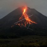 Gunung Merapi Muntahkan Lava Pijar Sejauh 1,5 km