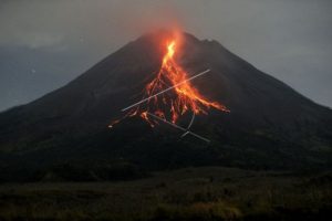 Gunung Merapi Muntahkan Lava Pijar Sejauh 1,5 km