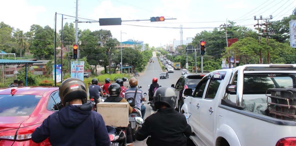 Atur Jarak Aman Kendaraan Saat Di Lampu Merah Penting - Ulasan.co