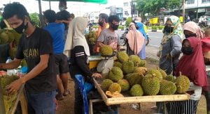 Asiknya Berburu Durian Segar di Kota Tanjungpinang