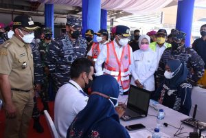 TNI AL Gesa Vaksinasi COVID-19 kepada ABK Kapal dengan Ship to Ship