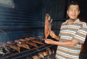 PPKM Mikro Natuna Sebabkan Omzet Penjualan Ikan Asap Turun