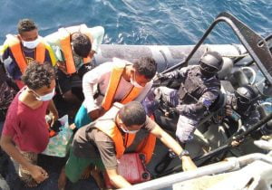 KRI Kerambit-627 Jemput Lima Nelayan yang Terdampar hingga Malaysia
