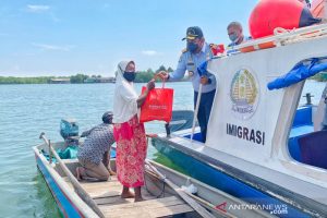 Imigrasi Salurkan Bantuan Sembako untuk Warga Suku Laut di Kepri