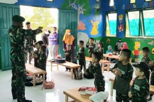 Satgas Pamtas Bantu Seragam Sekolah Gratis di Perbatasan Indonesia-Malaysia