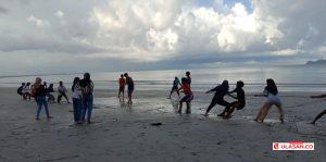 Rayakan Hari Kemerdekaan, Muda Mudi Natuna Gelar Lomba Permainan Rakyat di Pantai