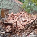 Diterjang Angin Kencang, Atap Bangunan Madrasah di Cirebon Ambruk