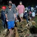 Pemkab Sigi Kerahkan Alat Berat Bersihkan Material Akibat Banjir Bandang Desa Rogo