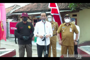 Jokowi Tinjau Vaksinasi COVID-19 “door to door” di Cirebon