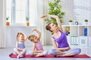 Latihan Yoga Bareng Bisa Tingkatkan Hubungan Ibu dan Anak
