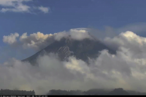 Gunung Merapi Meluncurkan Awan Panas Sejauh 2 Km
