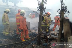 19 Unit Mobil Damkar Padamkan Api saat 22 Pintu Rumah Kontrakan Terbakar di Jaksel
