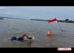Zulkifli Berenang sambil Kibarkan Merah Putih Antarpulau di Karimun Kepri
