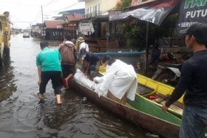 Banjir Besar Landa Kalbar, Pasien Lansia di Kapuas Hulu Dirujuk dengan Sampan