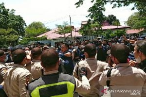 Unjuk Rasa Pembekuan BEM Hukum Universitas Bengkulu Ricuh
