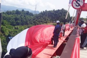 Semangat Nasionalisme Warga Papua, Kibar Bendera Merah Putih 400 Meter 