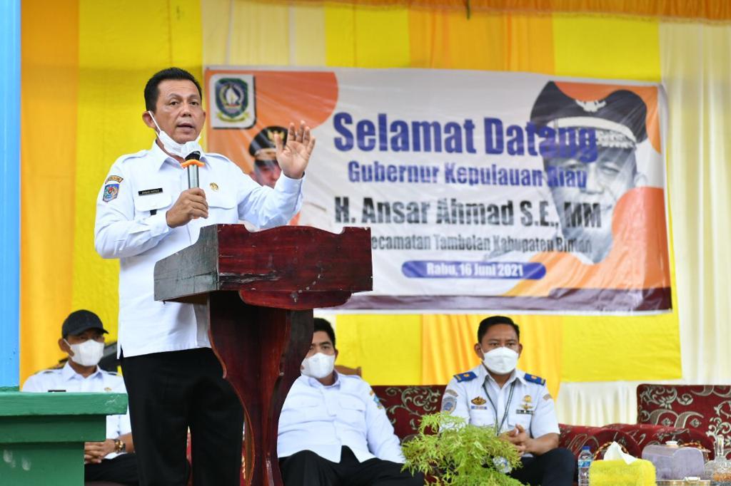 Gubernur Kepulauan Riau Ansar Ahmad memberikan kata sambutan dalam kunjungan kerja ke Kecamatan Tambelan, Kabupaten Bintan