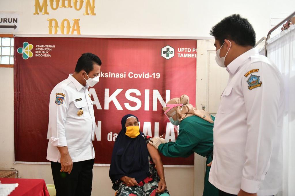 Gubernur Kepulauan Riau Ansar Ahmad bersama Wakil Bupati Bintan Roby Kurniawan meninjau pelaksanaan Vaksinasi