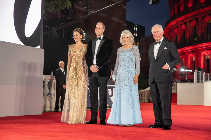 Keluarga Kerajaan Inggris Noton Film James Bond "No Time To Die"