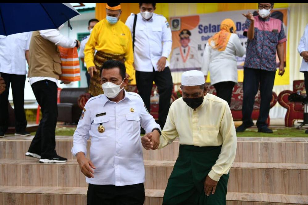 Gubernur Kepulauan Riau Ansar Ahmad bersama Tokoh Masyarakat Tambelan
