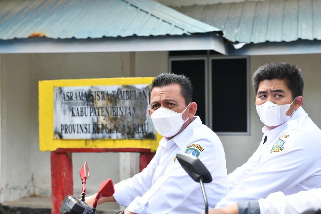 Gubernur Kepulauan Riau Ansar Ahmad bersama Wakil Bupati Bintan Roby Kurniawan berboncengan naik sepeda motor