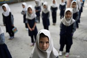 Siswi di Afghanistan Kembali Bersekolah