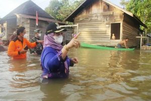 Terkendala Medan Akibat Pendistribusian Bantuan Banjir di Kotawaringin Timur Terhambat