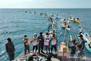 KRI Badau-841 Tebar Paket Sembako di Perairan Galesong