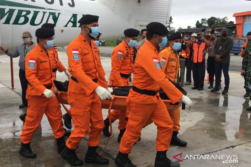 Tim SAR Evakuasi Jenazah Tiga Awak Pesawat Rimbun Air ke RSUD Mimika